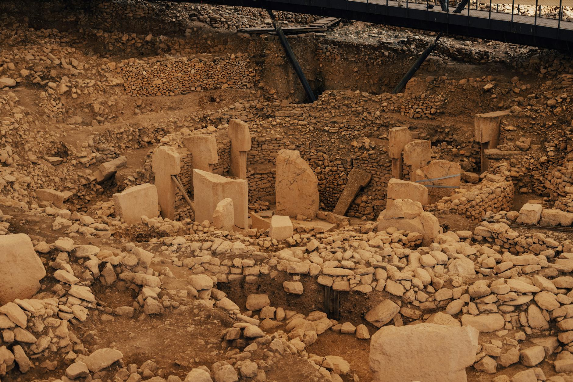 Explore the ancient stone pillars and ruins at Göbeklitepe, a historical site in Şanlıurfa, Turkey.