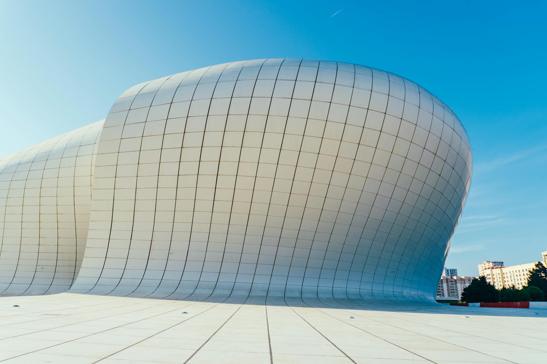 Stunning curved design of Heydar Aliyev Center in Baku, showcasing modern architectural innovation.