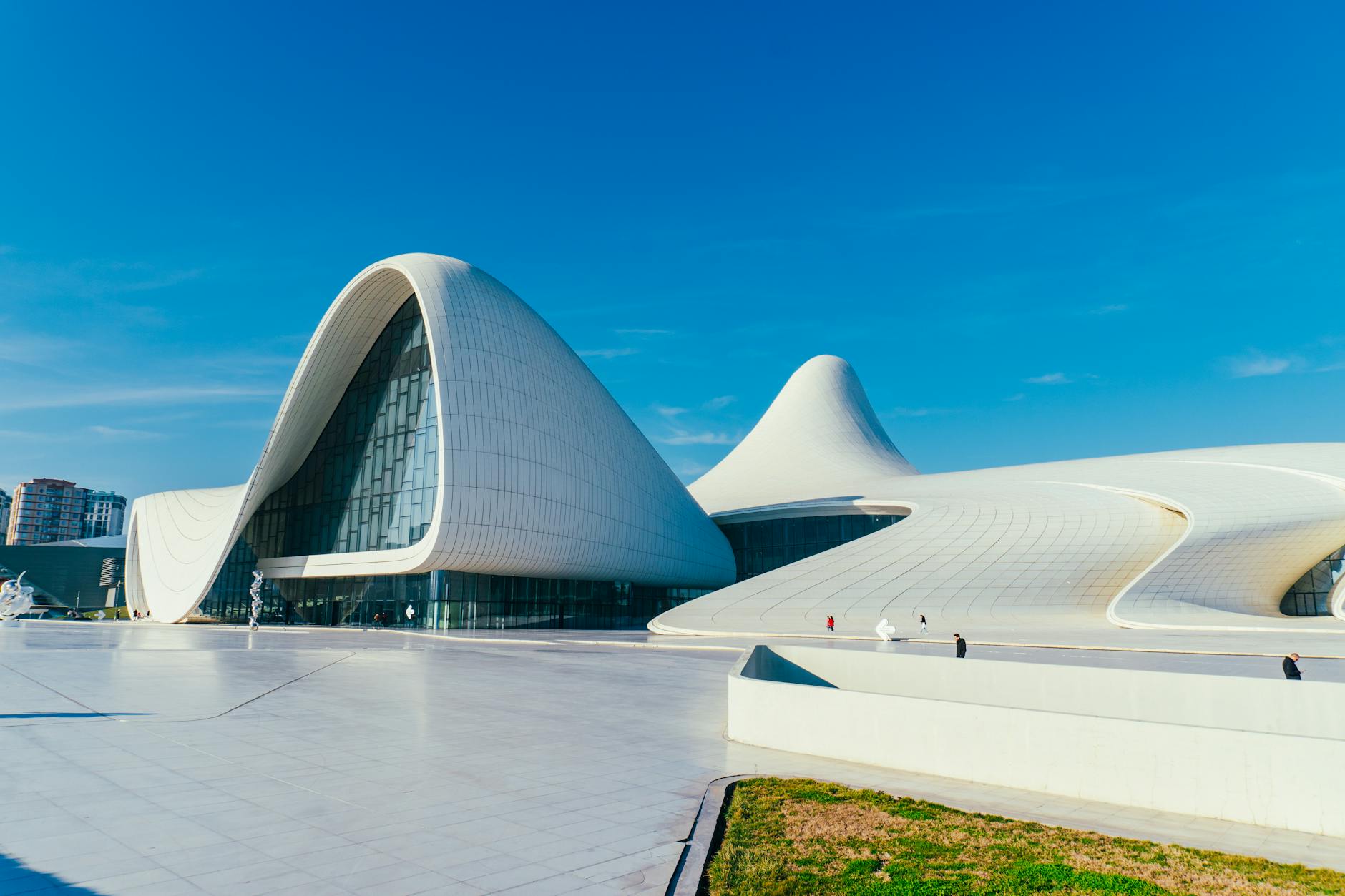 Stunning modern architecture of the Heydar Aliyev Center in Baku under a clear blue sky.