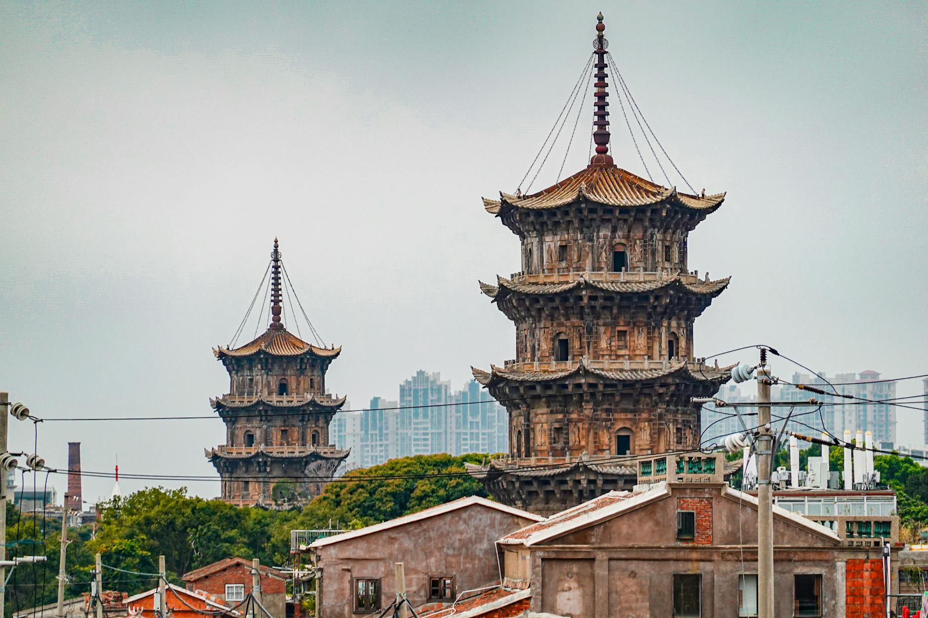 View of the historic Kaiyuan Temple towers amidst Quan Zhou Shi's urban landscape.