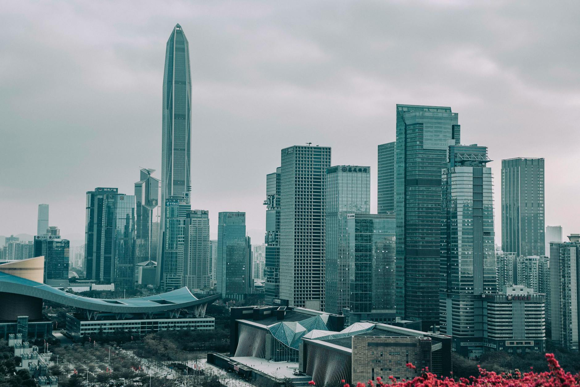 City skyline featuring tall skyscrapers under a cloudy sky, showcasing urban architecture.