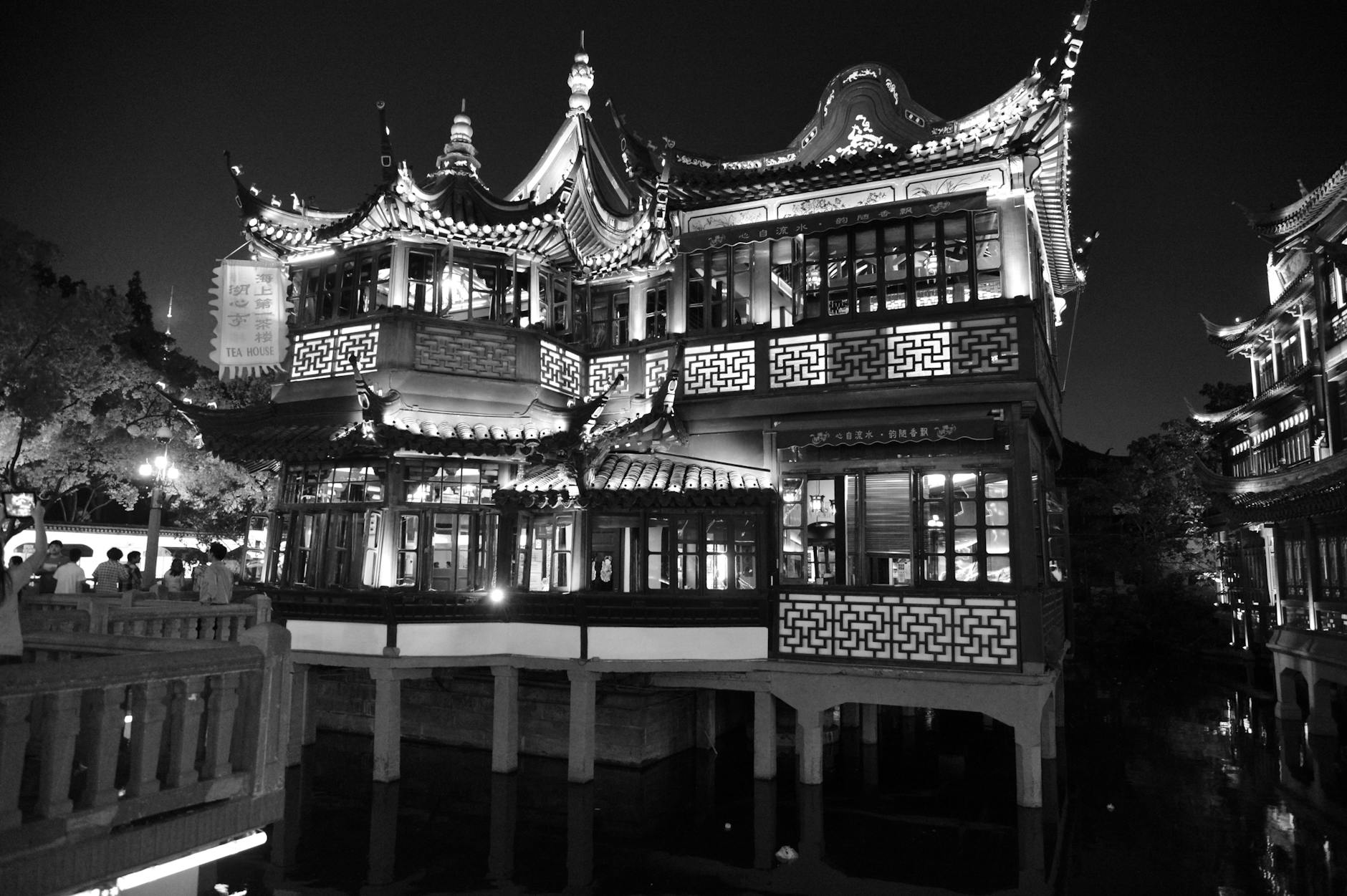 Stunning black and white view of Yuyuan Garden's traditional architecture at night.