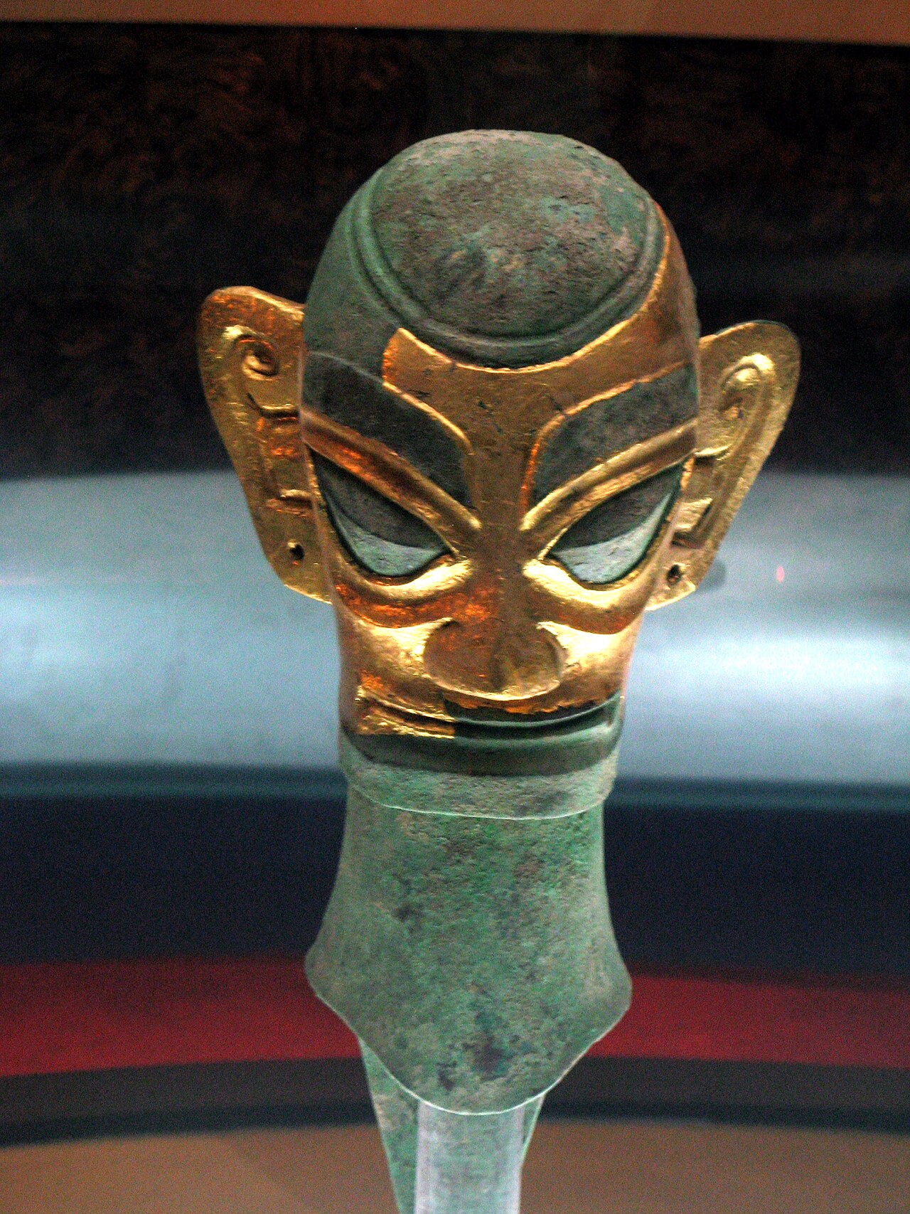 Bronze Heads With Gold Masks. Sanxingdui Museum.
These faces are much alike, although their heads are shaped differently. Schematic and abstract, they seem huma