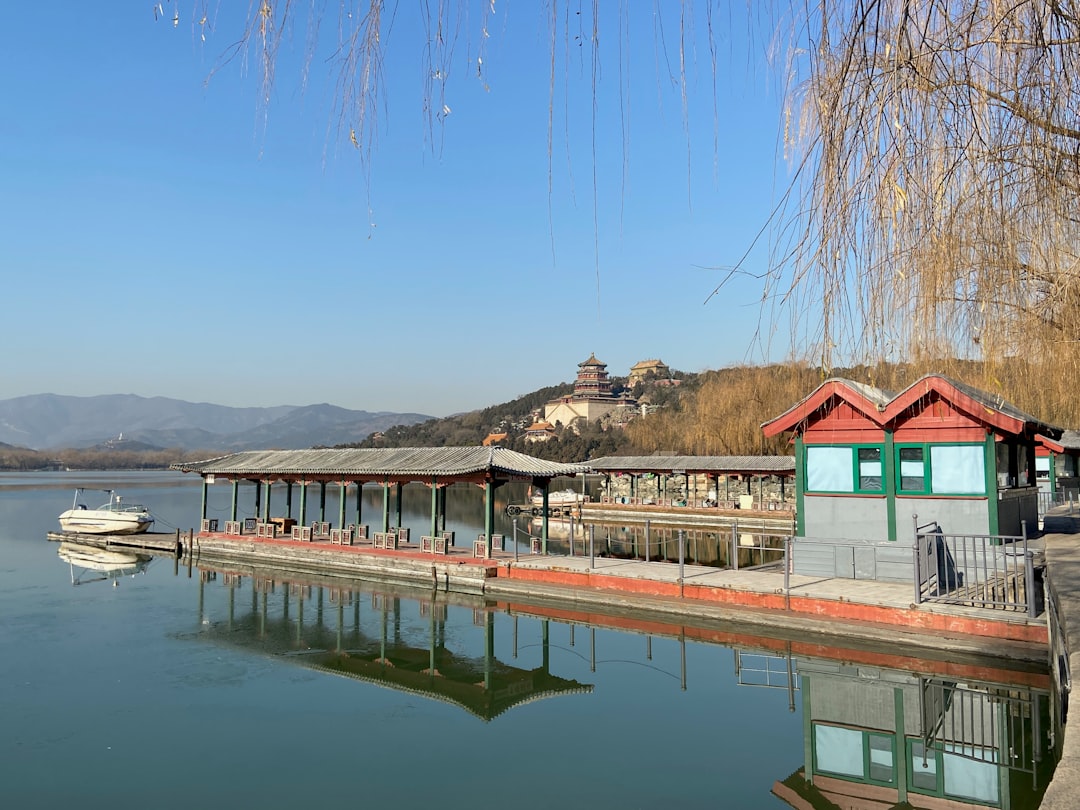 a boat is docked at a dock on a lake