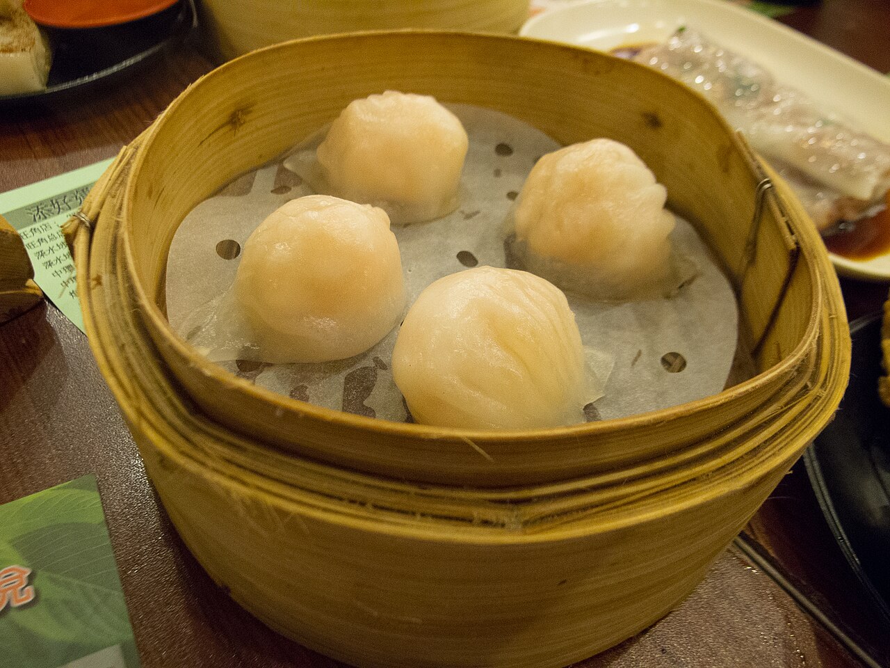 Har gow (shrimp dumplings) (蝦餃 haa1 gaau2): A delicate steamed dumpling with whole or chopped-up shrimp filling and thin wheat starch skin.
Tim Ho Wan, the Dim-