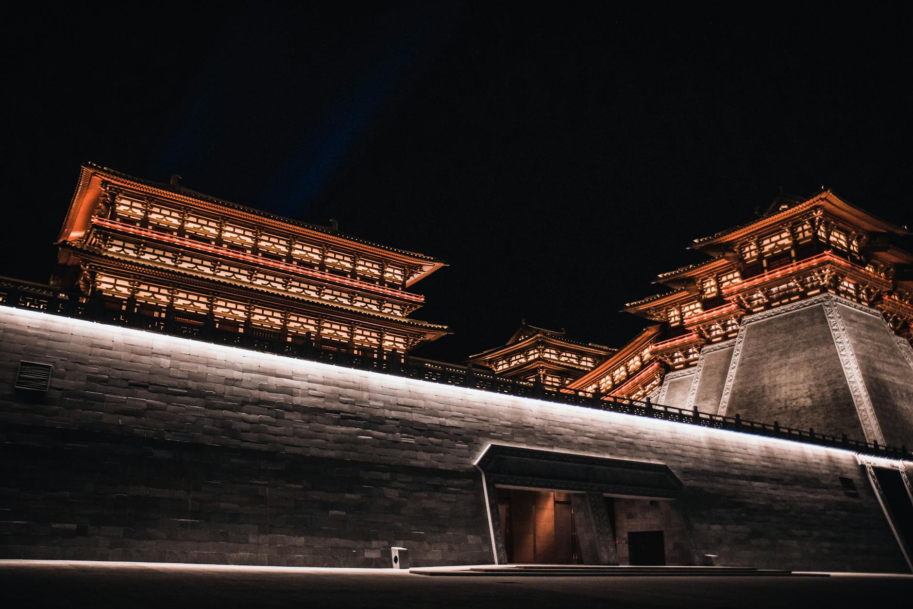 A striking night view of traditional Chinese architecture with vibrant lighting in Luoyang.