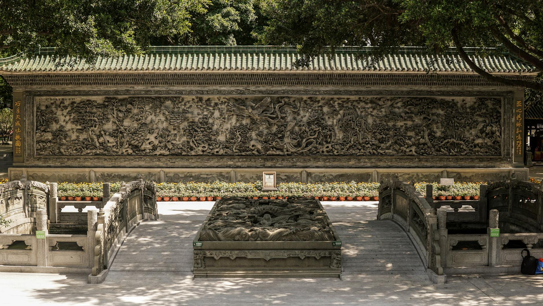Explore the historic artistry of the ancient stone wall at Baomo Garden, Guangzhou.